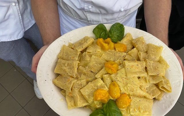 Paccheri con crema di pomodorino giallo del Vesuvio e Pecorino