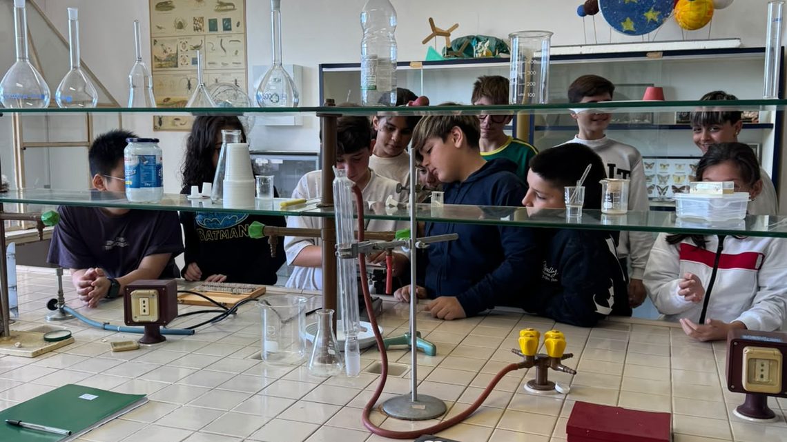 Un’esperienza di laboratorio tra osservazione, esperimenti e apprendimento pratico degli studenti della Scuola secondaria di 1^ grado Montessori